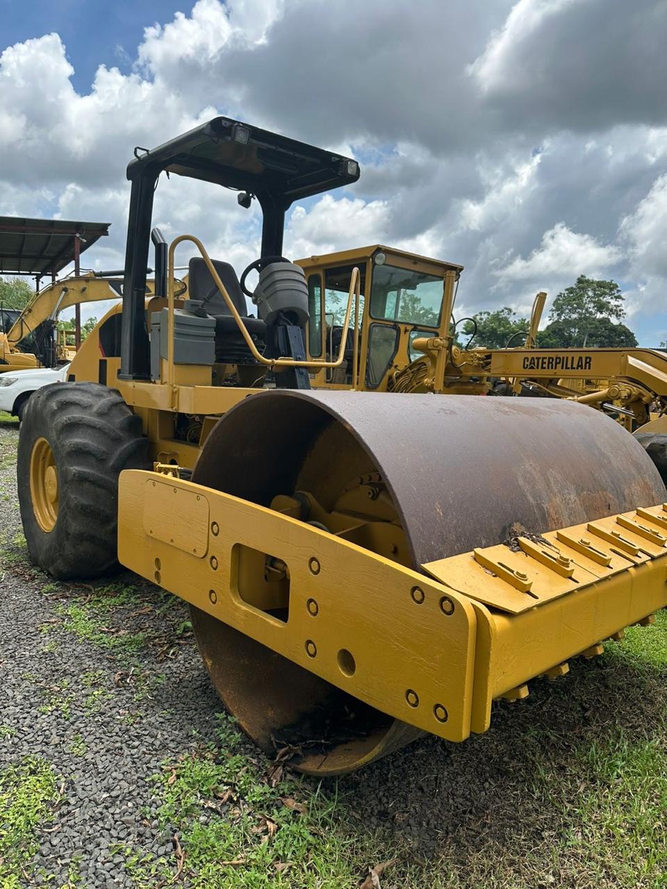 Compactador vibratorio Caterpillar CS-533E de rodillo liso