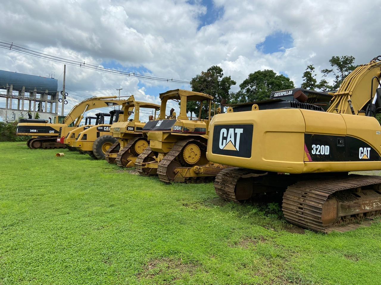 Excavadoras Caterpillar 345B L y 320D, compactador CS-533E y dos bulldozers D6H alineados en el patio